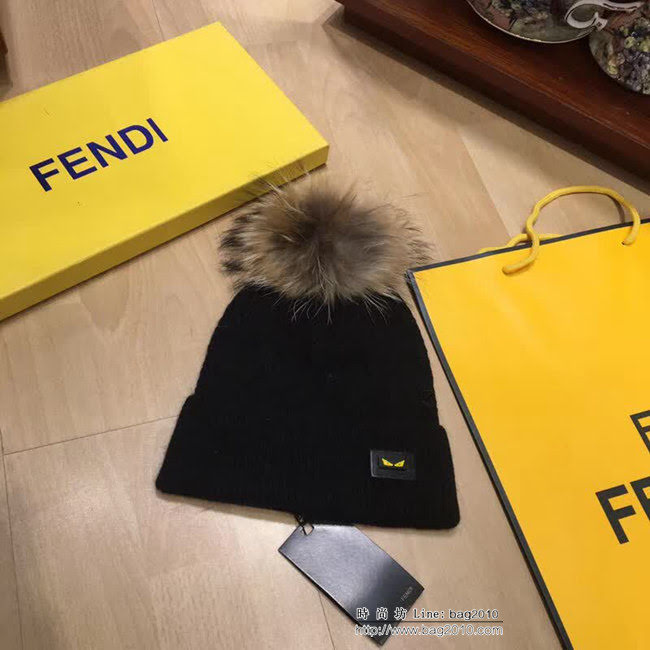 FENDI芬迪 新款羊絨配狐狸毛球 原單帽子圍巾套裝 時尚又保暖 LLWJ7905